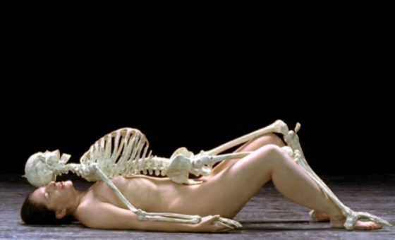 "Nude with skeleton", de Marina Abramovic