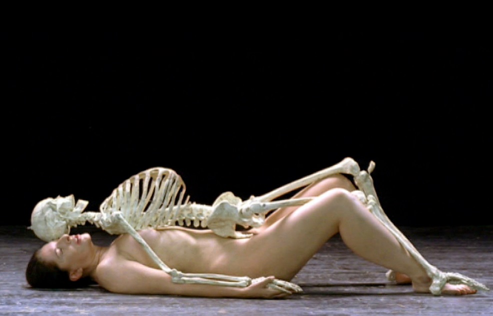 "Nude with skeleton", de Marina Abramovic